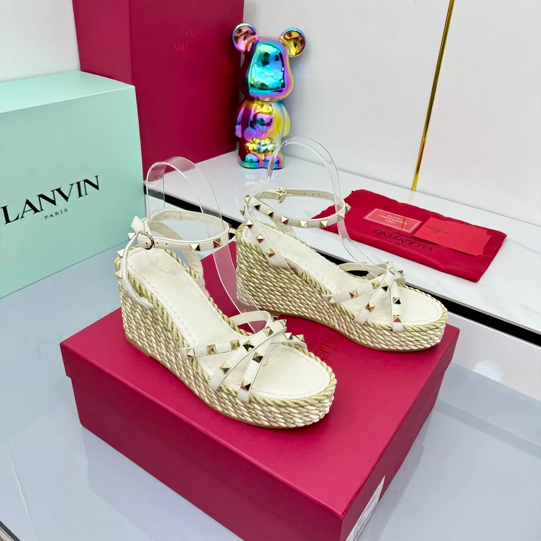 👟👟Ex-factory price 580👟👟 Valentino's new high-version riveted hemp rope woven wedge sandals. Simple and super versatile. Perfect and luxurious on the feet, they can be matched with any spring and summer clothes. The feet feel even more comfortable! The material is a perfect replica of the original version. The original buckle is disassembled and molded. Cowhide surface. Cowhide lining. Electroplated rivet buckle. Original non-slip rubber outsole. Three colors available! The gold heel is about 10cm high. The forefoot platform is about 4cm. It comes with original packaging from the counter! SIZE: 35--40 (41 can be customized)